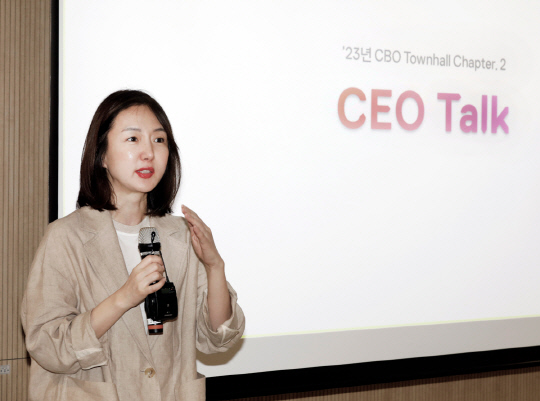 안정은 11번가 사장이 지난 7일 서울 중구 서울스퀘어 사옥에서 열린 타운홀 미팅에서 인사말을 하고 있다. 11번가 제공